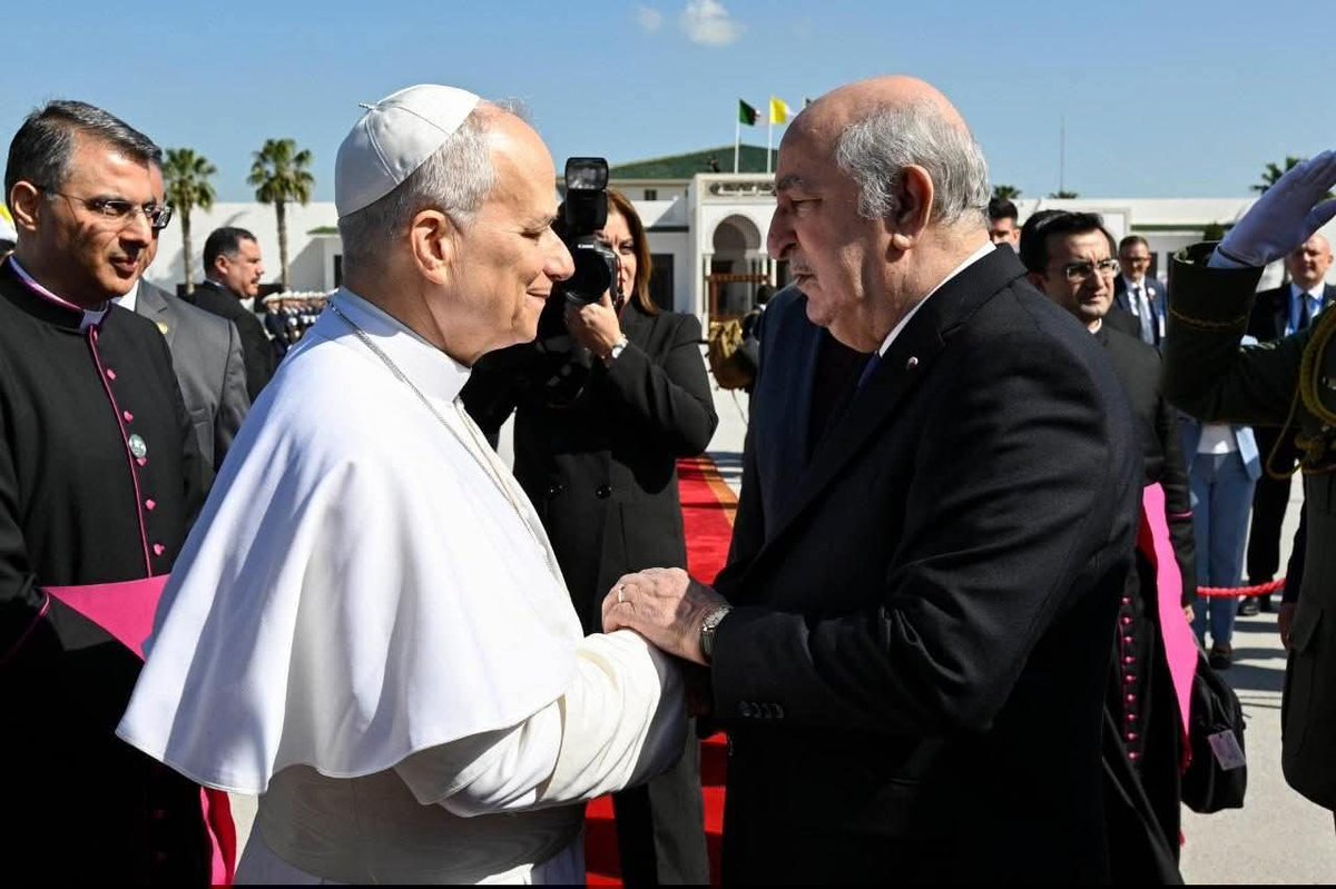 ambalgerieparis's tweet image. Monsieur le Président de la République @TebbouneAmadjid a salué Sa Sainteté le Pape Léon XIV @Pontifex à l'aéroport international d'#Alger 🇩🇿 au terme de sa visite historique en #Algérie.

#Vatican #PapeEnAlgérie #VoyageApostolique #DialogueReligieux #SaintAugustin