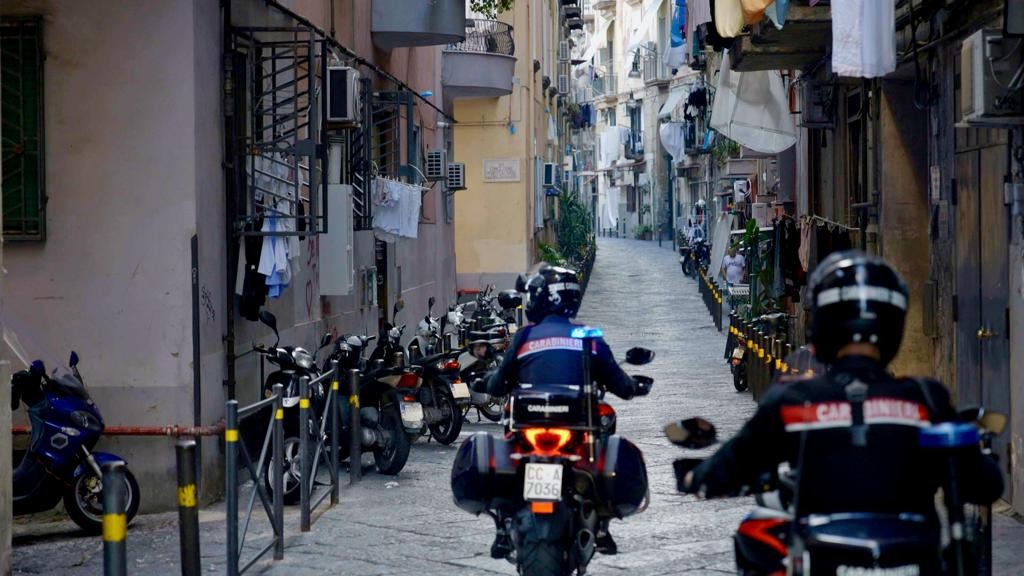 _Carabinieri_'s tweet image. Maxi operazione a #Napoli: smantellata una rete di traffico di droga, con sistema organizzato e consegne porta a porta. #Carabinieri eseguono 13 misure cautelari nei confronti di affiliati al clan Contini 📄➡️ carabinieri.it/in-vostro-aiut…