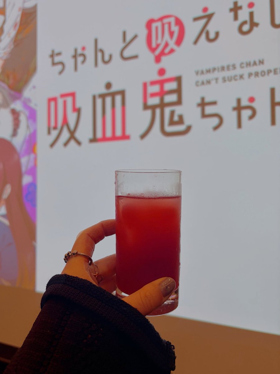 chihoriiiin's tweet photo. 先日はアニメ「ちゃんと吸えない吸血鬼ちゃん」の打ち上げに行ってきたよ~~~！
二式先生を中心に放たれるあたたかい雰囲気に心が癒されました、、🌱

チームのみなさまの愛と熱量を肌で感じられる特別な時間でした、！
この気持ちも抱えて、OP、ED、ライブでたくさん披露したいな🔥
※ケーキかわいすぎ https://t.co/aDkO2HU7Na