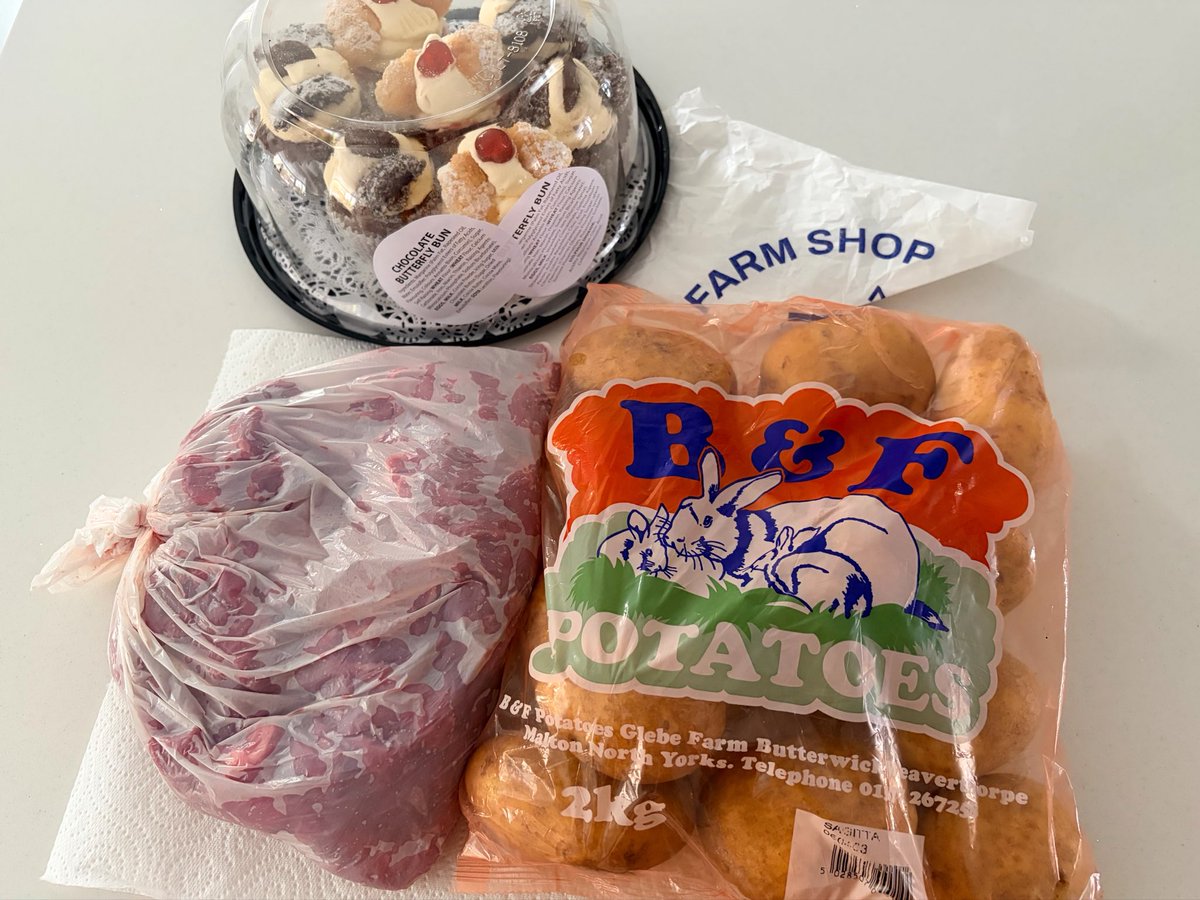 _SignalNotNoise's tweet image. £28 from my local farm shop.😎
That’s some Bag of beef that.
Fresh, local and British 🇬🇧 

And how am I supposed to say no to those cakes. Strategically placed at the counter just staring at me screaming “please take us home”.

Who needs tesco eh?
#BuyBritish #FarmShop #BuyLocal