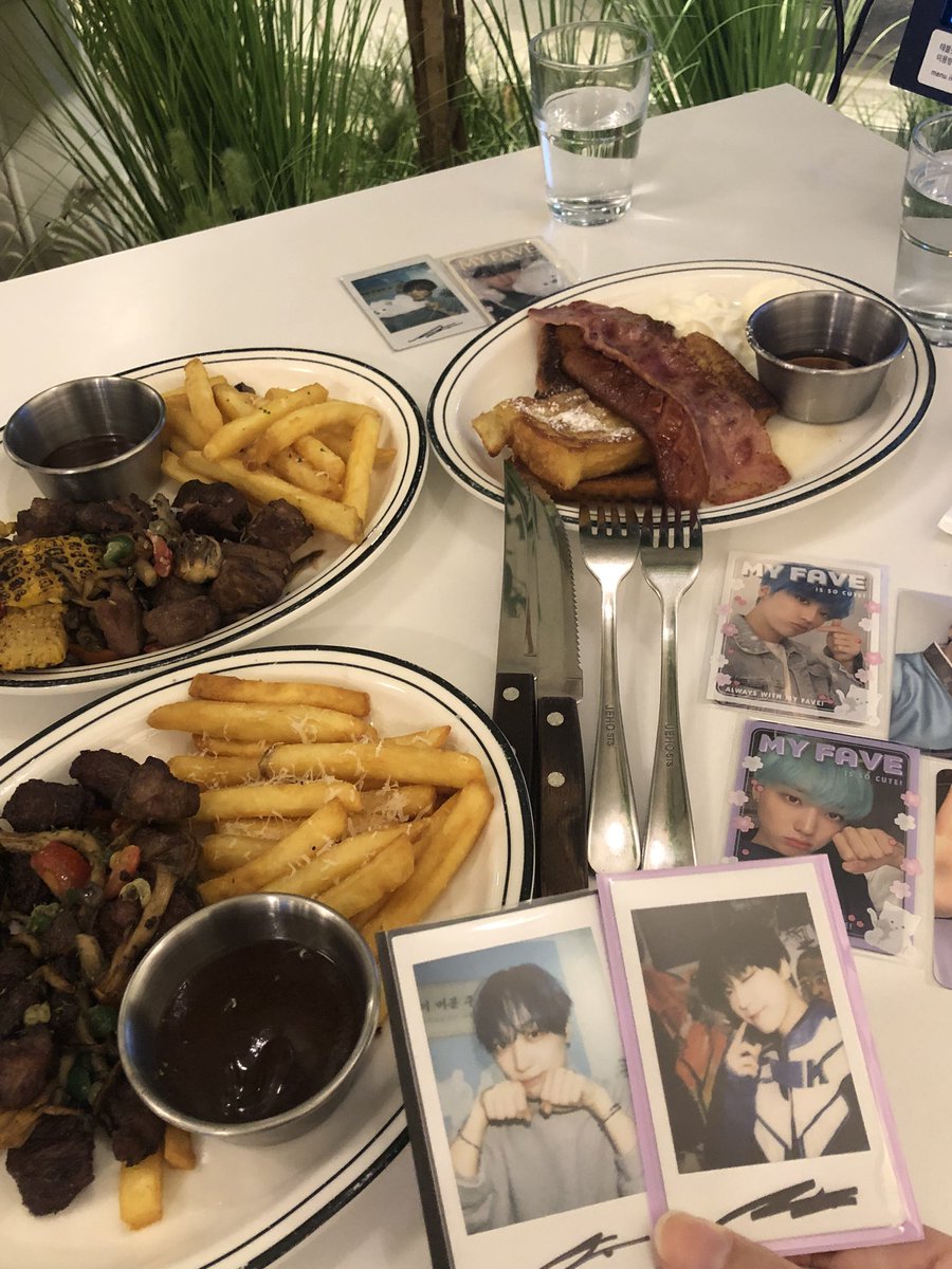 ima_self's tweet photo. 🐿️：양식➡️스테이크/파스타
🌙🍋：😎👍

장유노 고마워요 생일 축하해🥳🥳 https://t.co/69SrsEVF6j