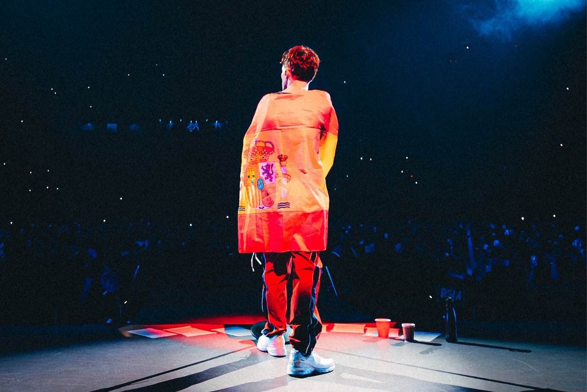 En cuanto puso un pie en Francia, se enfermó- PROBABLEMENTE LO MÁS ESPAÑOL QUE PUDO HABER HECHO TE AMO BEBOTE REGRESA LAS CALLES GRITAN TU NOMBRE 😭