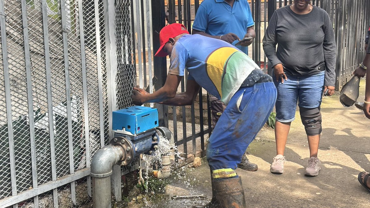 Flora_Monama01's tweet photo. We have disconnected their water and electricity. This cannot be ignored. Lives are put at risk every day this structure remains occupied. Each day, we will show up and remove lawlessness from our beautiful city.

@CityTshwane https://t.co/m71ZbZThbl