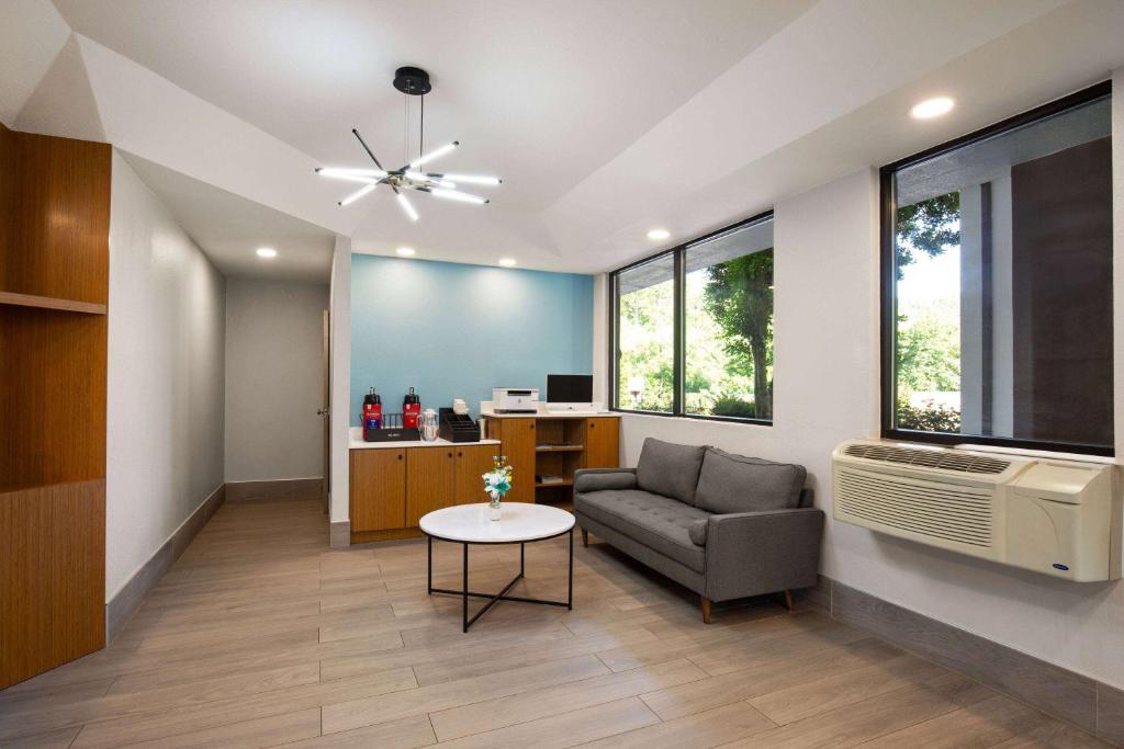 DaysH59574's tweet photo. Welcome to comfort, style, and a stay you’ll remember at Days Inn by Wyndham Helen.
📍 Perfect location
🛏️ Cozy rooms
💼 Ideal for every traveler
👉 Book your stay today! 
Call: +1 706-514-0348
#HelenGA #HotelsInHelenGA #DaysInnHelen #HelenGeorgia #TravelGeorgia #WeekendGetaway https://t.co/G3SqSnSIpP