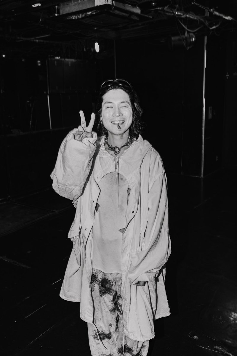 機材車で昼メシ何食べよかーって話したり、晩飯食いながら次のライブはこうしよやって話す時間。
それだけで「ああ、ツアー戻ってきたなぁ」ってやっと思えてきたとこやのに、寂しいもんで気づけばもう明日はセミファイナル、大阪。

初のMETAでみんな待ってるで〜🤘🏻🔥
Photo by SHOTARO