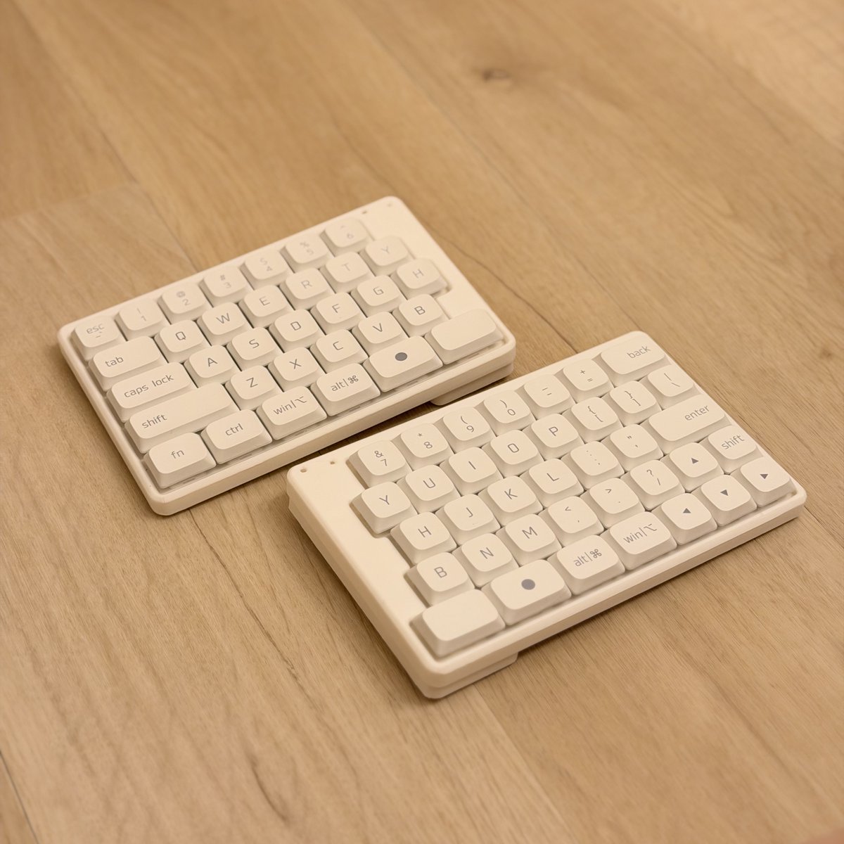mera_psd's tweet photo. #分割キーボード #自作キーボード #完全無線
普通の60%キーボードを分割するキーボード開発中...🔨
YHBのキーが左右にそれぞれあるので、
我流タイピングでも使いやすい分割キーボードです!
✅️分割キーボード
✅️矢印キーあり
✅️分割スペースキー
✅️初心者にもおすすめ
#MeramiZero https://t.co/QzV1nJnQn8