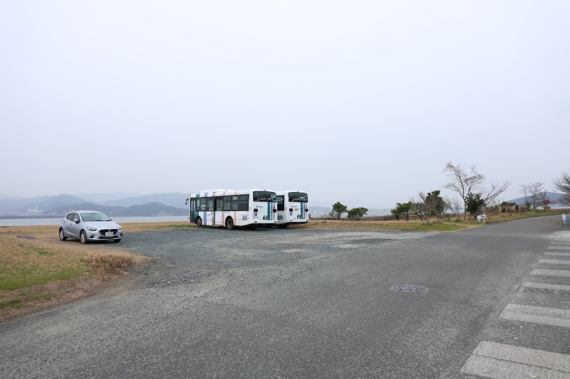 max3056F's tweet photo. 西日本鉄道　龍の宮の車庫？
@福岡県福岡市西区能古
能古島内線を担当する出先車庫なのでしょうか。訪問時は1台稼働、2台お休み中でした。対岸の愛宕浜営業所までは船で10分ほどです。
撮影:2026/2 https://t.co/IuoyNMt9yl