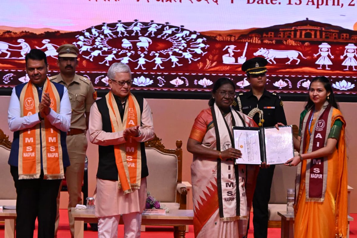InfoNagpur's tweet image. 🇮🇳 राष्ट्रपती द्रौपदी मुर्मू : “संशोधन, जिज्ञासा व निरंतर शिकण्याची वृत्ती आत्मसात करा; वैद्यकीय क्षेत्रात करुणा व नैतिक मूल्ये जपा.” 
🎓 AIIMS Nagpur चा दीक्षांत समारंभ उत्साहात; 210 विद्यार्थ्यांना पदवीप्रदान
#Nagpur #Convocation2026 @rashtrapatibhvn @MahaDGIPR @CMOMaharashtra