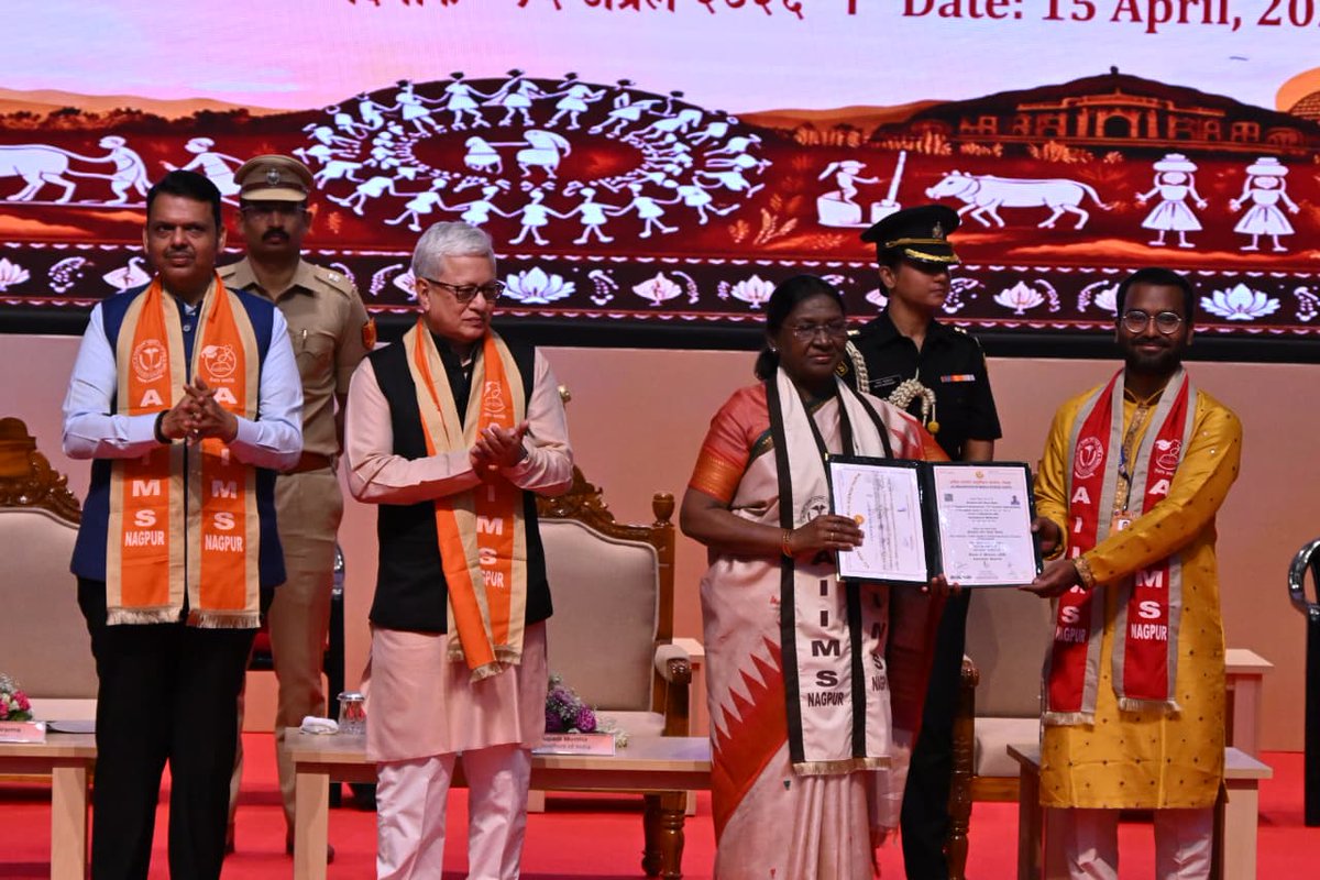 InfoNagpur's tweet image. 🇮🇳 राष्ट्रपती द्रौपदी मुर्मू : “संशोधन, जिज्ञासा व निरंतर शिकण्याची वृत्ती आत्मसात करा; वैद्यकीय क्षेत्रात करुणा व नैतिक मूल्ये जपा.” 
🎓 AIIMS Nagpur चा दीक्षांत समारंभ उत्साहात; 210 विद्यार्थ्यांना पदवीप्रदान
#Nagpur #Convocation2026 @rashtrapatibhvn @MahaDGIPR @CMOMaharashtra