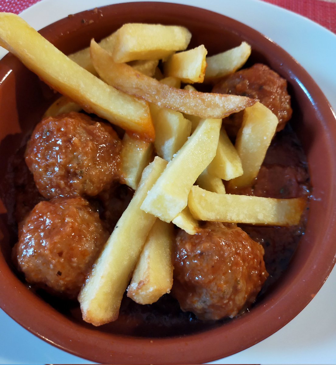 mariobadia's tweet photo. Sorpresa molt agradable en forma d'@Esmorzarsdefor1 a 📍#SantBoi
💈#Restaurant #1331
Bon menjar, excel·lent preu, servei esmeradíssim i 'ambientarro' esmorzador.
- amanida de cortesia, #braó i #mandonguilles.
Quina troballa a l'app #Esmorzapp
@pepmillan79 https://t.co/GHzQEIZ72i