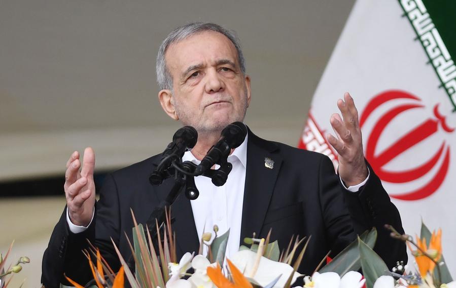 XHNews's tweet image. Latest on #MiddleEast tensions:
- #China welcomes all efforts conducive to end of #US-#Iran conflict: FM spokesperson
- #Pezeshkian: Any attempt to force #Iran to surrender doomed to fail
- #Trump says not thinking about extending #ceasefire with #Iran, slams #NATO again for not