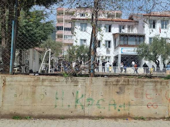 aykiri's tweet image. Kahramanmaraş Onikişubat ilçesi Ayşel Çalık Ortaokulu'nda silah sesleri duyulduğu bildiriliyor.