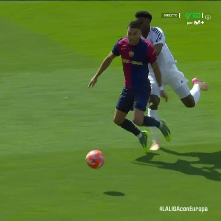 AlbertFCB's tweet photo. "Como no va a ser roja, aunque el empujón sea leve si era el último hombre y se queda solo contra el portero, es expulsión" https://t.co/Kb7xcI7lgv