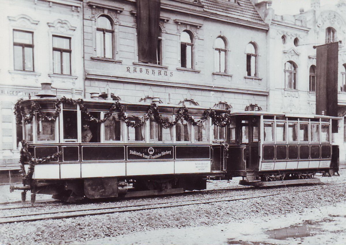 Bohumín vrátí do ulic kus své zapomenuté historie a motiv, který byl pro město typický. Náměstí Svobody ozdobí věrná replika tramvaje z počátku 20. století. Nová atrakce s dobovým interiérem a malou expozicí nabídne místním i turistům zážitek v létě 2027. bohumin.cz/cz/zpravodajst…