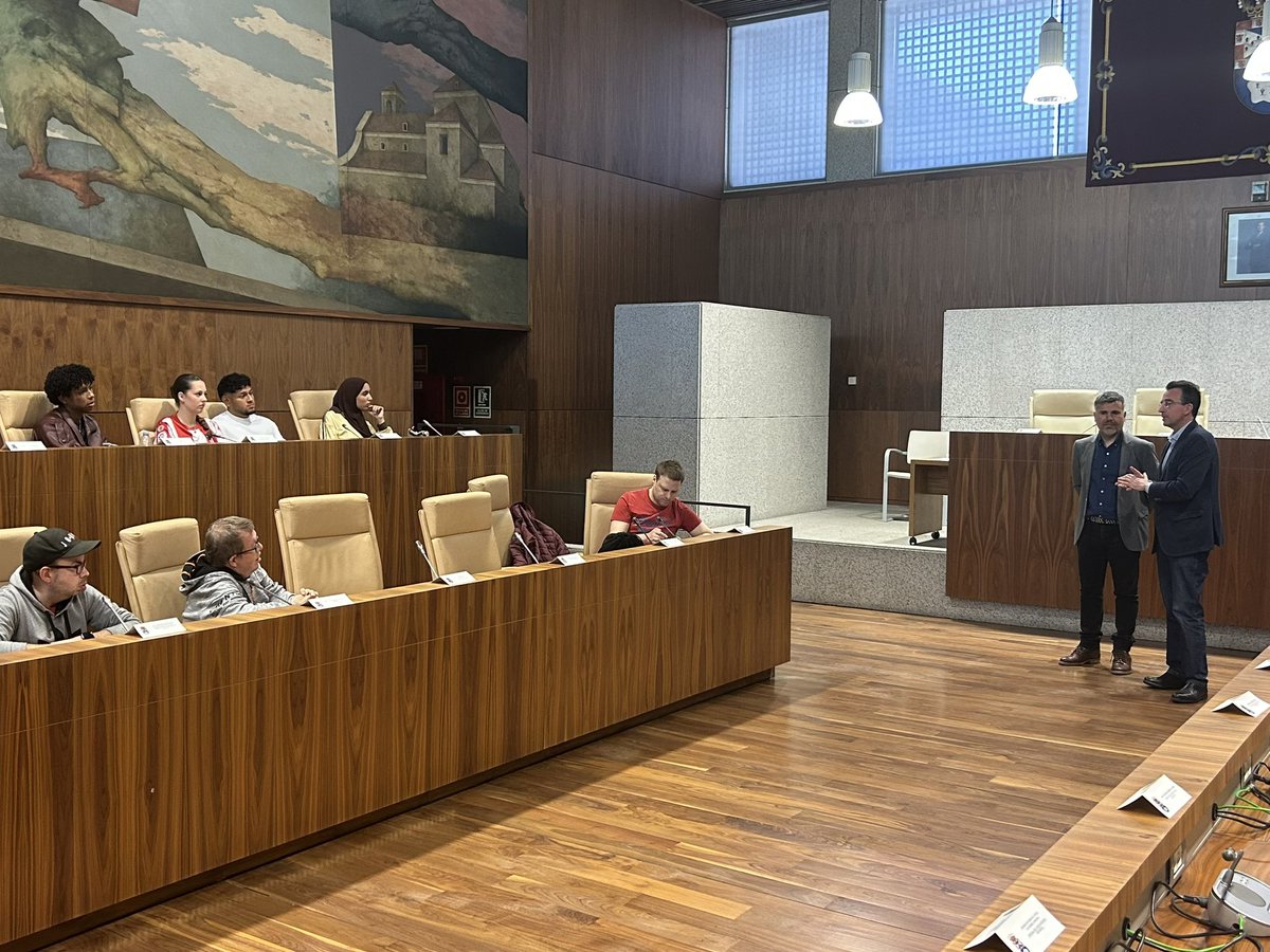 AytoLeganes's tweet photo. 🏫 Dentro de las actividades por la Semana de la Salud hoy se he celebrado la “Ruta Histórica #Leganés ciudad de salud”, guiada por el Archivo Municipal, en la que alumnos del @IES_S_XXI del módulo de Salud Ambiental y usuarios del Grupo @Ocio_AMAS han visitado el Hospital, el José Germain y el Ayuntamiento, donde les han recibido el alcalde @marecuencopp y el primer teniente de alcalde @CarlosULEG en el Salón de Plenos