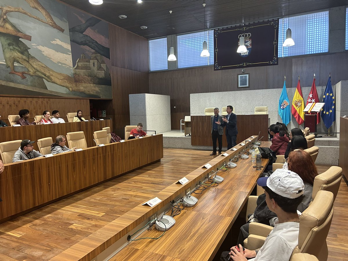 🏫 Dentro de las actividades por la Semana de la Salud hoy se he celebrado la “Ruta Histórica #Leganés ciudad de salud”, guiada por el Archivo Municipal, en la que alumnos del <a href="/IES_S_XXI/">IES Siglo XXI</a> del módulo de Salud Ambiental y usuarios del Grupo <a href="/Ocio_AMAS/">Ocio Grupo AMAS</a> han visitado el Hospital, el