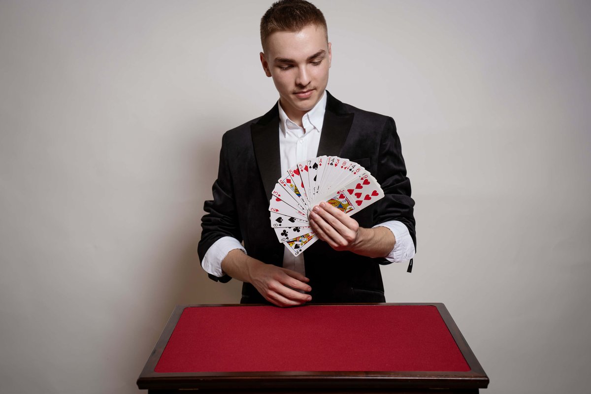 Denis Vicherek (18) z bohumínského gymnázia je profesionálním kouzelníkem a s magií bodoval i v okresním kole Středoškolské odborné činnosti (SOČ). Získal 1. místo a postupuje do krajského kola. Krajská část proběhne koncem dubna v Ostravě. bohumin.cz/cz/zpravodajst…