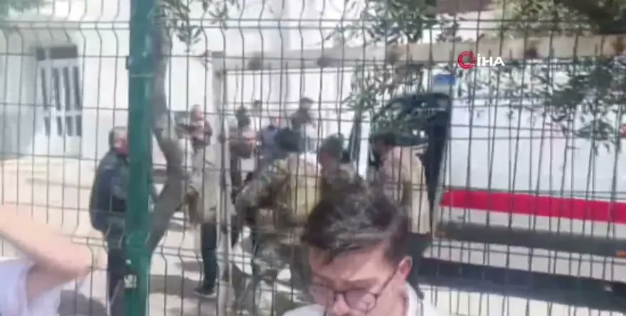 ogretmenlersyfs's tweet photo. SON DAKİKA! Kahramanmaraş'ta Ortaokula Silahlı Saldırı! 
Kahramanmaraş'taki Ayser Çalık Ortaokulu'na silahlı saldırı düzenlendi. Okula çok sayıda sağlık ve güvenlik ekipleri yönlendirildi.
Olay yerinden gelen ilk görüntülerde sedye ile ambulansa bindirilen bir yaralı olduğu görüldü.