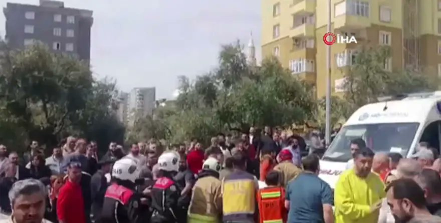 ogretmenlersyfs's tweet photo. SON DAKİKA! Kahramanmaraş'ta Ortaokula Silahlı Saldırı! 
Kahramanmaraş'taki Ayser Çalık Ortaokulu'na silahlı saldırı düzenlendi. Okula çok sayıda sağlık ve güvenlik ekipleri yönlendirildi.
Olay yerinden gelen ilk görüntülerde sedye ile ambulansa bindirilen bir yaralı olduğu görüldü.