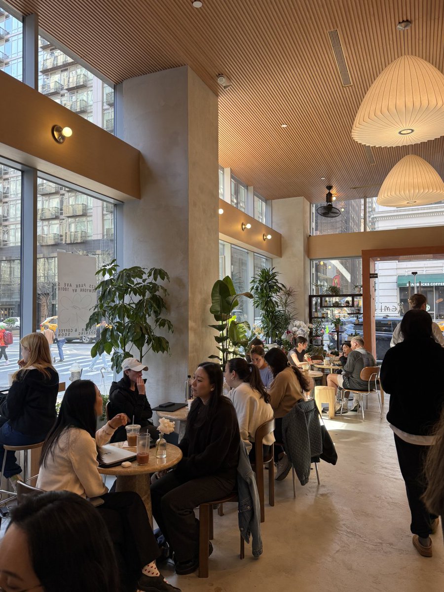 V_eola1's tweet image. Remi’s new store, Remi Flower, is finally open! The space is incredibly spacious and stunning.    #RemiFlower #NewOpening #StoreDesign #SpaciousVibes #FloralSpace #InteriorInspo