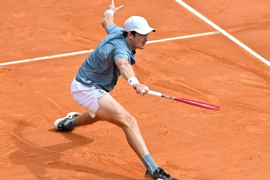 InfoTenisBrasil's tweet photo. Dá pra cravar, com certa tranquilidade, que o 🇧🇷JOÃO FONSECA está jogando o melhor tênis da carreira. Por muuuuita margem.

Evoluiu tudo: esquerda, subida, slice, movimentação, batida na corrida. Tudo.

Vão ter que jogar muito tênis pra vencer o brasileiro.

A turma apressadinha que estava corneteando o menino bichado do início do ano deve estar perdidinha.