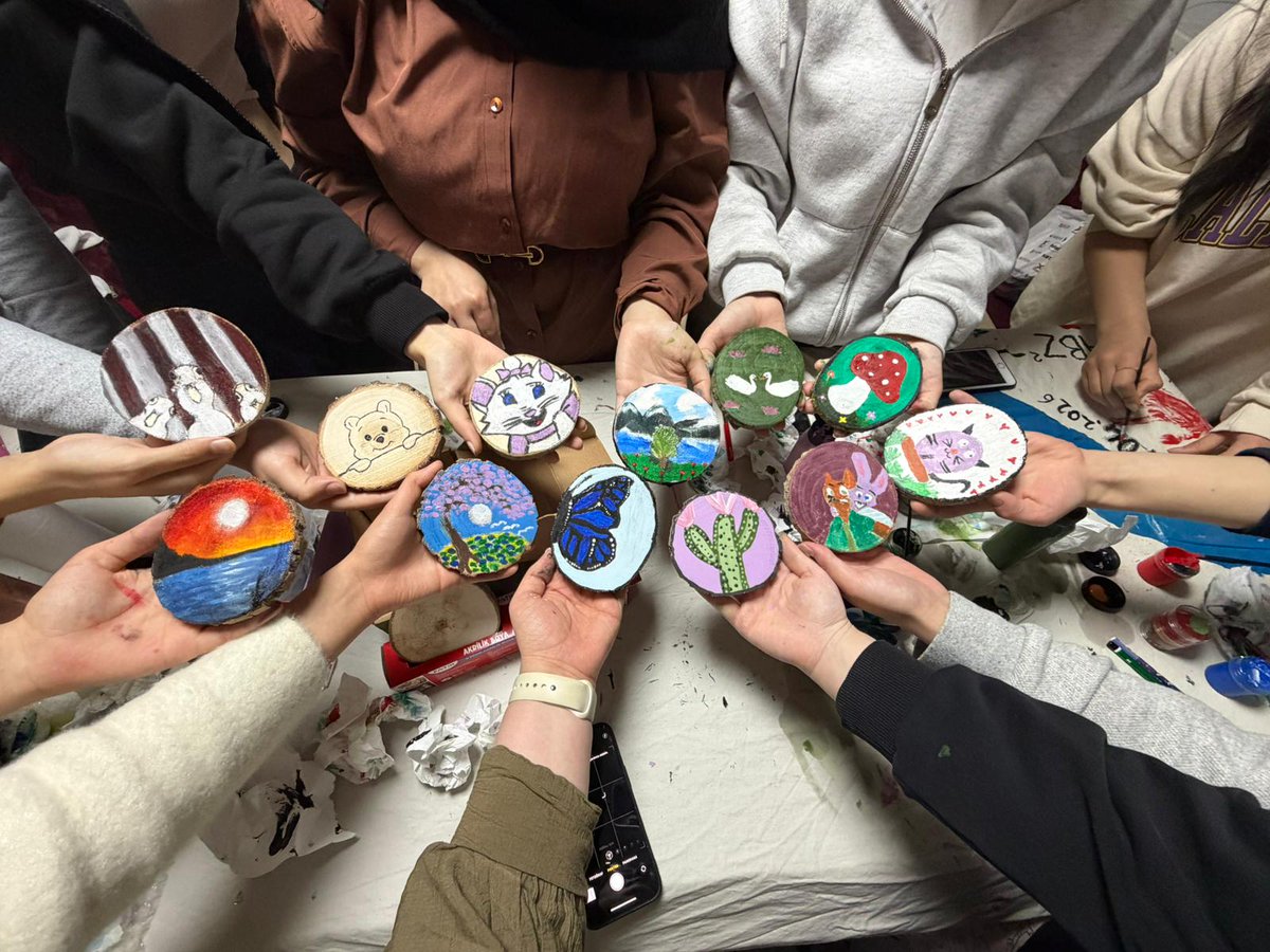 TrabzonKYGM's tweet photo. El emeği, göz nuru eserler ortaya çıktı! 🎨🖌️

Tonya Yurdu öğrencilerinin katılımıyla düzenlenen ahşap boyama etkinliği, renkli ve keyifli anlara sahne oldu. ✨

Gençlerimiz hayal güçlerini ahşaba yansıttı. 🌟 https://t.co/mFcK44iAwJ