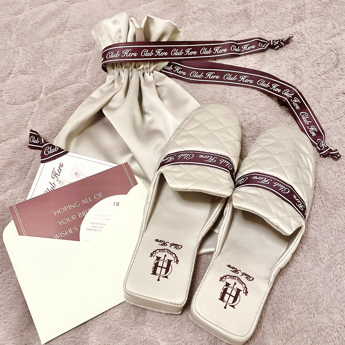 K0M0M0_'s tweet photo. 素敵なバースデーギフトが届きました🌸
去年はバースデーチケット使用するタイミングがなかったので今年こそは…😂

#herlipto https://t.co/shuZgck0sB
