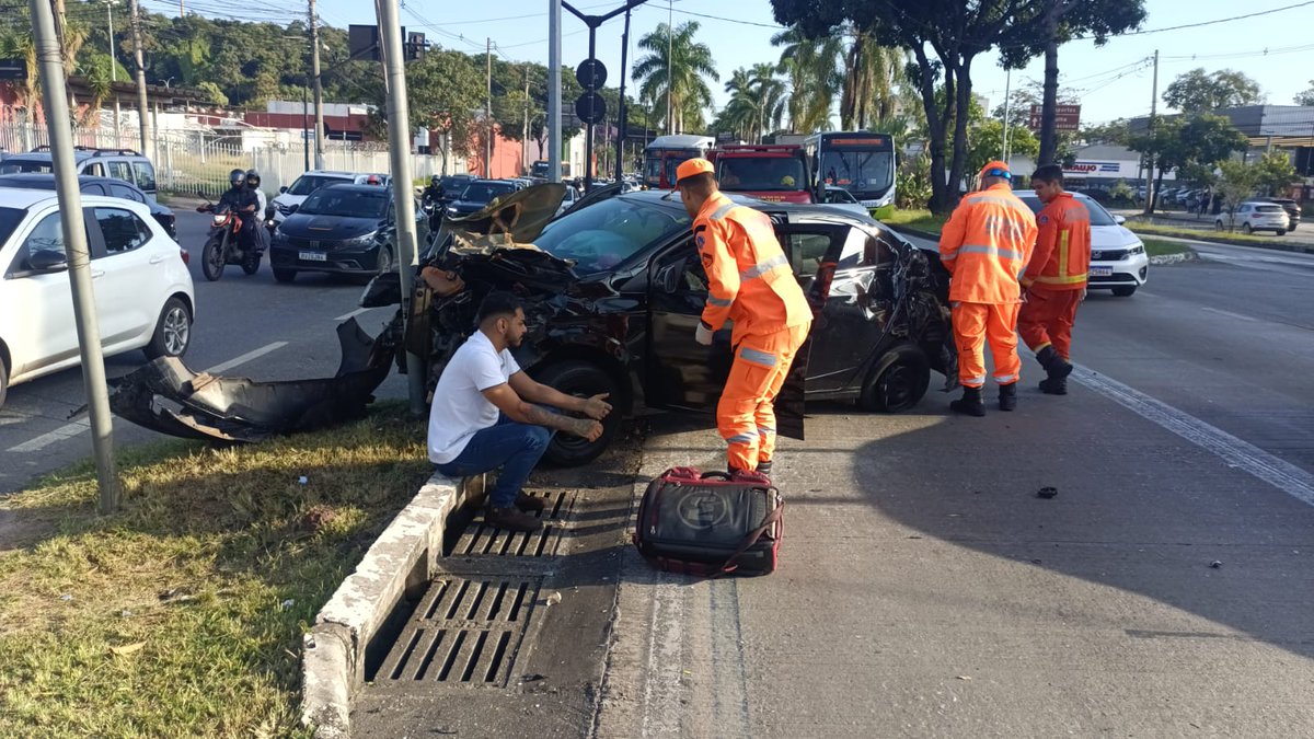 Bombeiros_MG's tweet image. #bombeiros atuam em um choque de veículo contra poste próximo ao 3º Batalhão no sentido Centro.
Uma vítima leve, não presa.