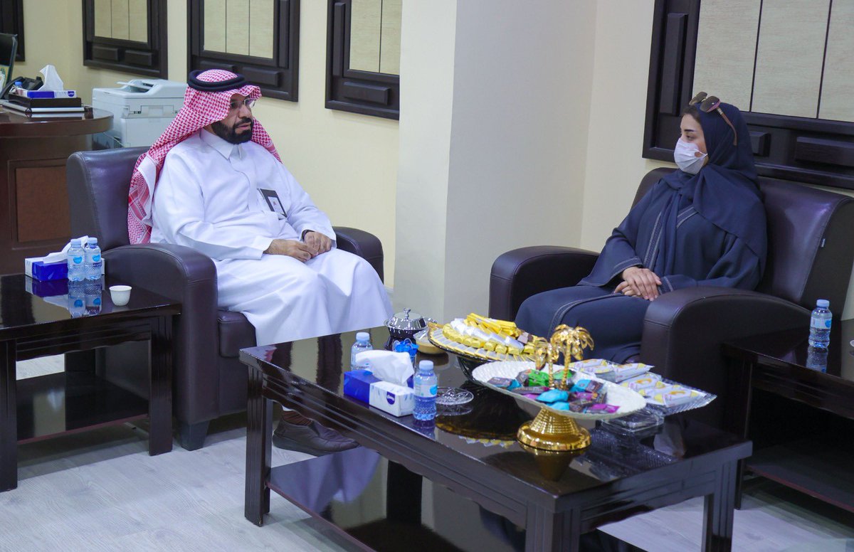 استقبل مدير عام #تعليم_الحدود_الشمالية ؛ رئيس مجلس إدارة جمعية لياقة الرياضية، حيث جرى خلال اللقاء بحث سبل تعزيز التعاون المشترك بين الإدارة والجمعية، بهدف دعم الأنشطة الرياضية والبدنية في الوسط التعليمي.