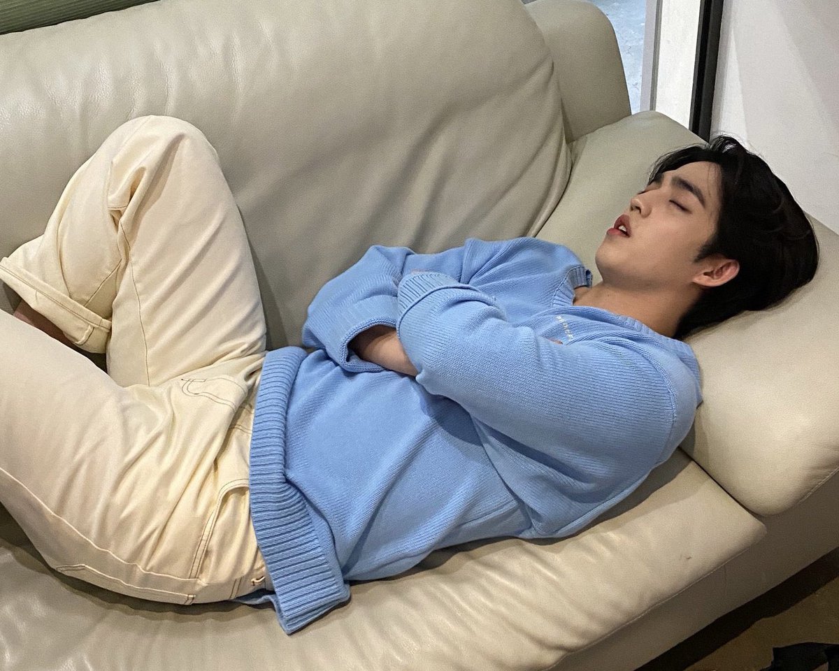 thinking about how poor scoups probably sleeps like this with his little mouth open because he can’t breathe through his nose ( -ࡇ-) ᶻ 𝗓 𐰁
