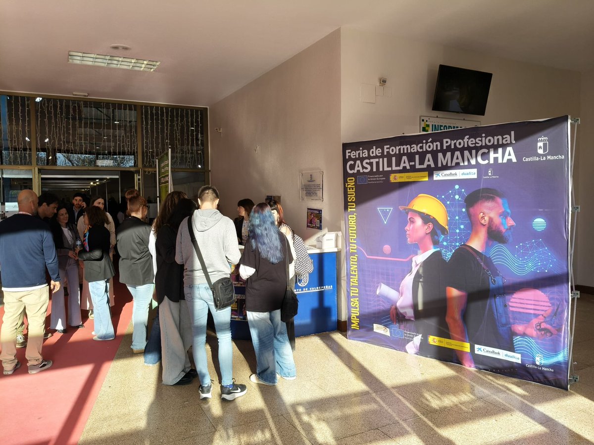 SubGobCREAL's tweet image. ¡Estamos presentes en la Feria de Formación Profesional de Castilla-La Mancha en Valdepeñas! 🎓💼

Contamos con un stand informativo del #PuntoVioleta , reafirmando nuestro compromiso con la formación en igualdad y violencia de género 💜
#FP #Igualdad #Valdepeñas