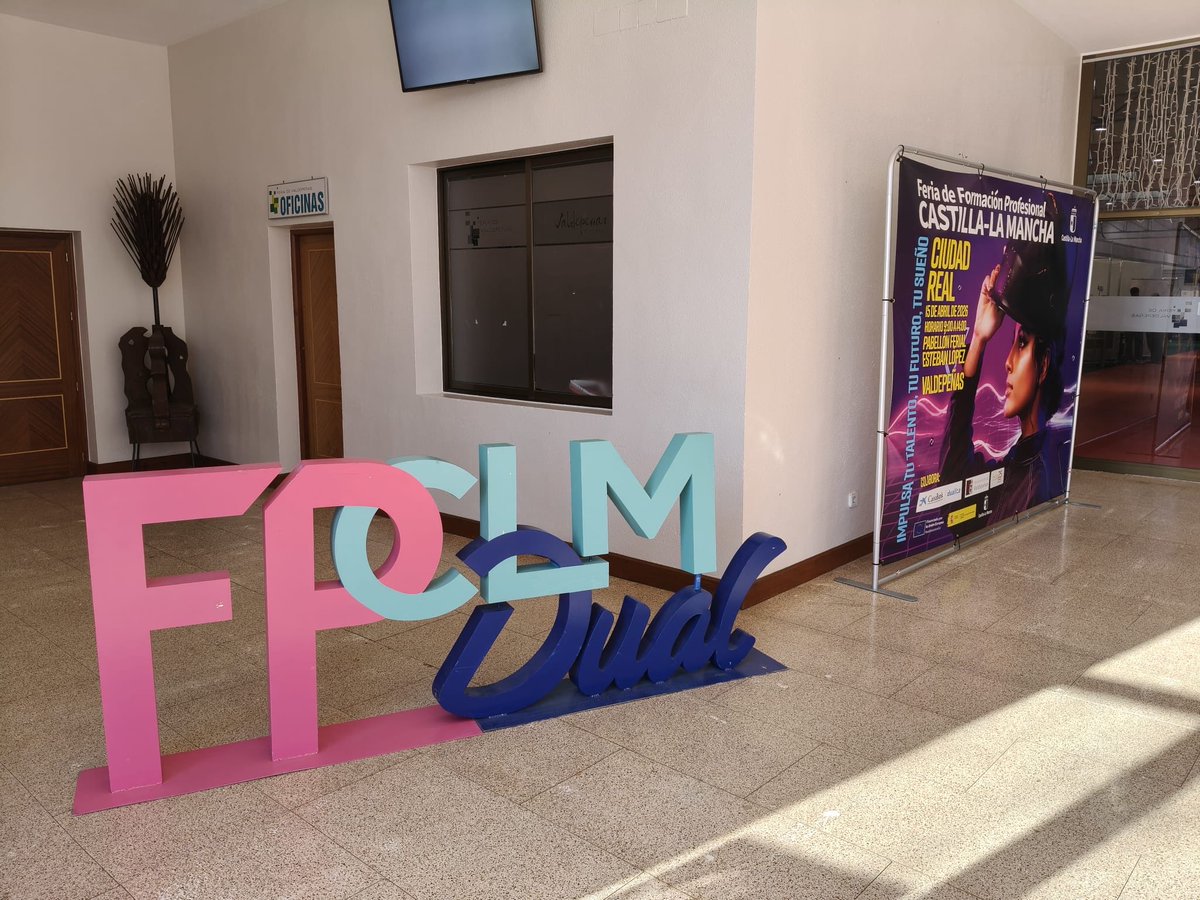SubGobCREAL's tweet image. ¡Estamos presentes en la Feria de Formación Profesional de Castilla-La Mancha en Valdepeñas! 🎓💼

Contamos con un stand informativo del #PuntoVioleta , reafirmando nuestro compromiso con la formación en igualdad y violencia de género 💜
#FP #Igualdad #Valdepeñas