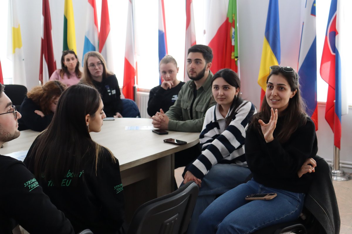 EUmARMENIA's tweet image. On 14 April, we hosted Young European Ambassadors in EUMA's headquarters. Young people from Armenia and the EU Member States were introduced to Mission's activities on the ground. 🇪🇺🇦🇲Later mission members and young people engaged in discussions about the daily life and work of