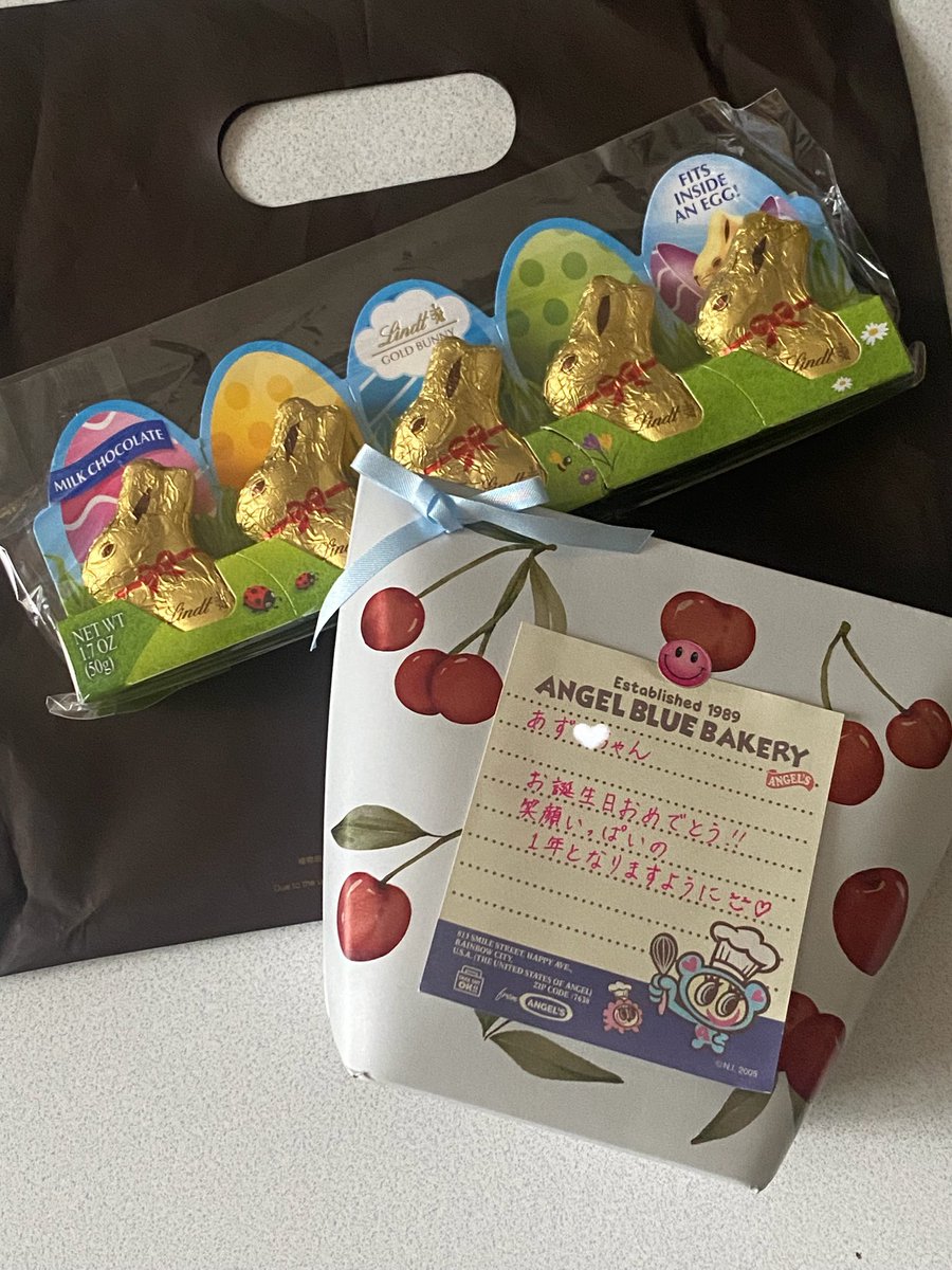 こないだ友だちとランチしたら、お土産に加えてもうすぐお誕生日だからってプレゼントくれました🫶

お誕生日祝ってもらえるだけで嬉しいのに、プレゼントなんて久しぶりにいただいたもんだから嬉しくて嬉しくて🥰

しかもメッセージカードまで✨

本当にありがとう〜☺️