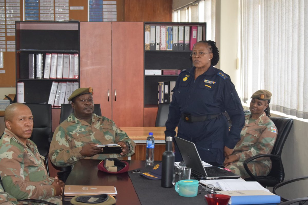 SANDF_ZA's tweet photo. #JointOperationsDivision Article || art 3 || General Officer Commanding Visit to Joint Tactical Headquarters Free State in Support of Operation PROSPER.
https://t.co/GNKEsC06OL
πΏπ¦#SANDF
πΏπ¦#JointOperationsFreeState
πΏπ¦#OperationPROSPER
βοΈ#IllicitMining
πΏπ¦#SAPS https://t.co/EiUgDFK04j