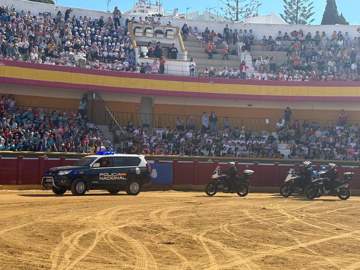 policia's tweet image. 3.800 alumnos de 18 centros educativos de infantil, primaria y secundaria han conocido de primera mano el trabajo de nuestras unidades en #Estepona (#Málaga)

🚔👮‍♂️ Han podido ver de cerca unidades como UPR, UIP, TEDAX-NRBQ y Unidad Aérea en nuestra exhibición de medios policiales