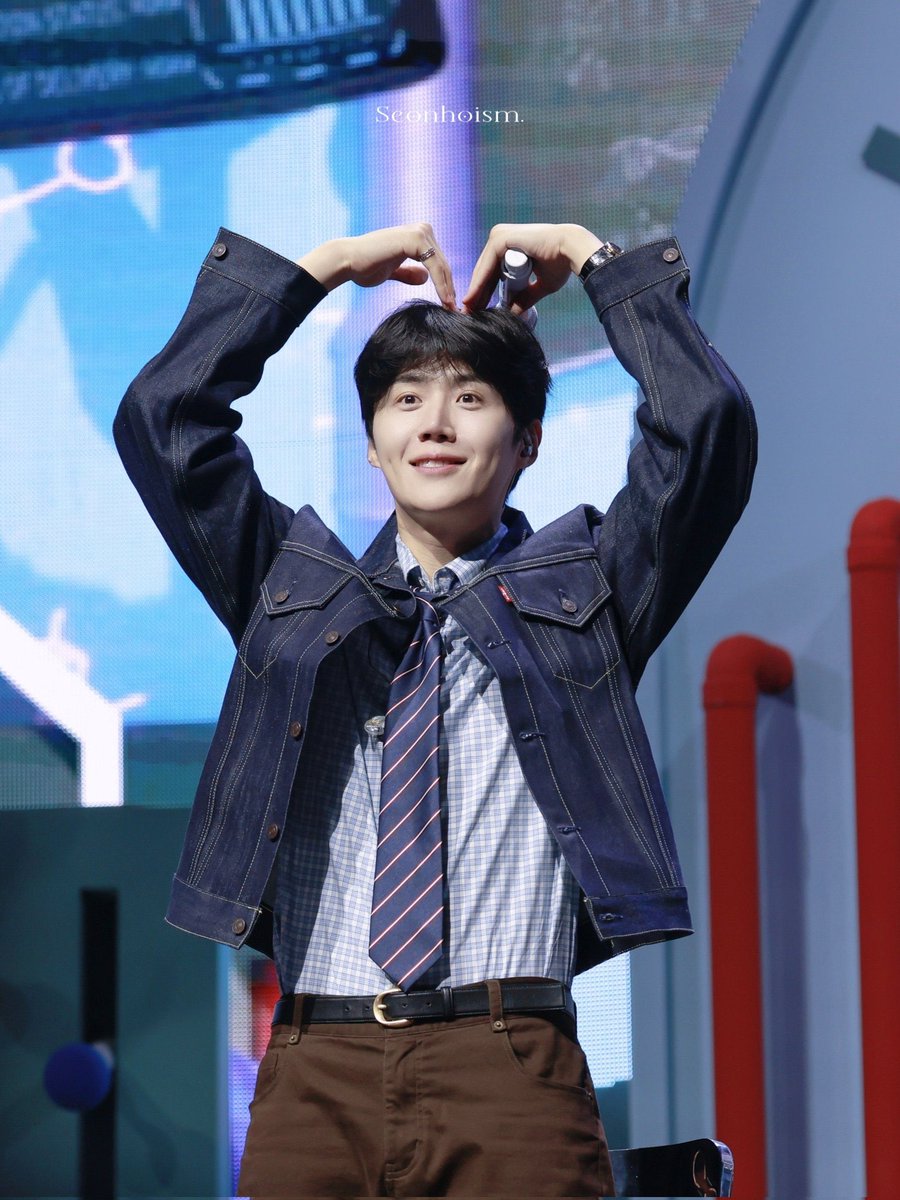SeonHoQu's tweet photo. does it ever                     just how fast
drive you crazy              the night changes https://t.co/GWURvluoxQ