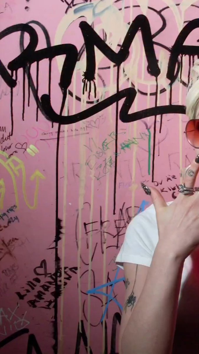 GlowingCheeks_'s tweet image. 4/24 #4EVR 💕🪩🍬🥂