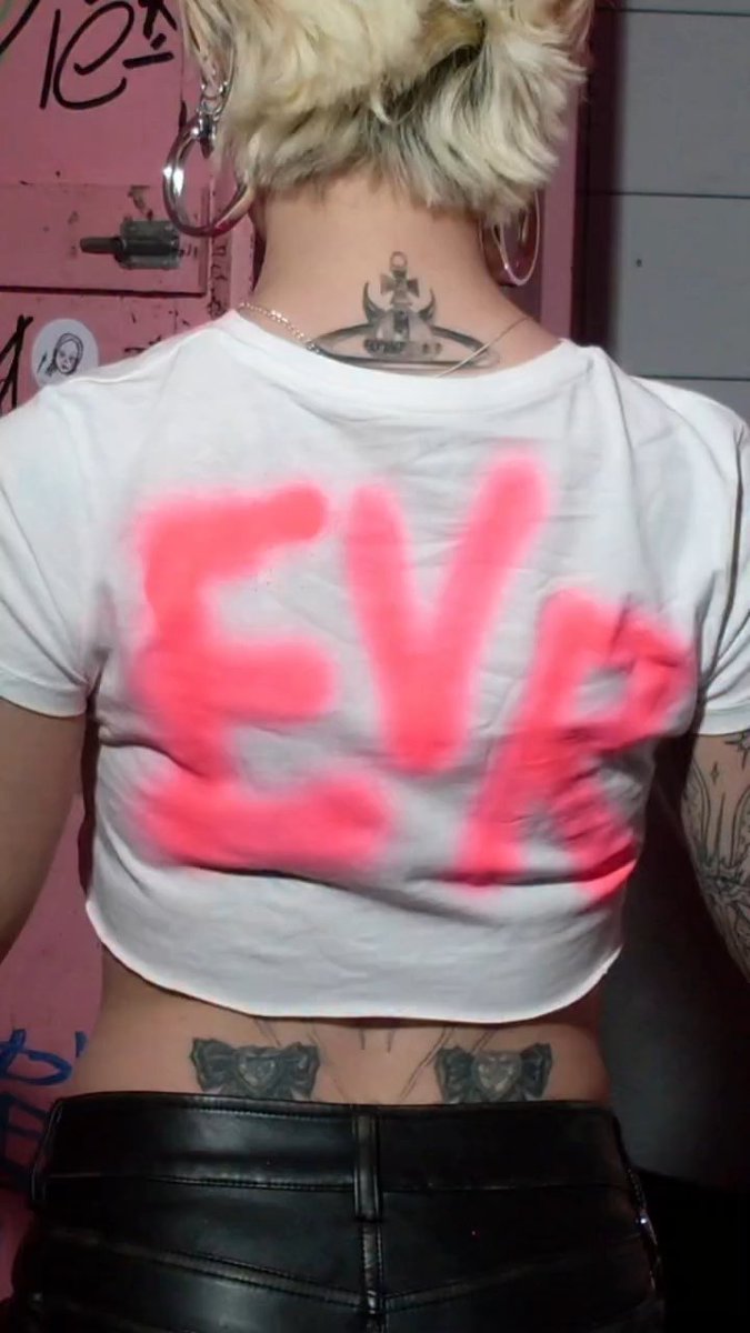 GlowingCheeks_'s tweet image. 4/24 #4EVR 💕🪩🍬🥂