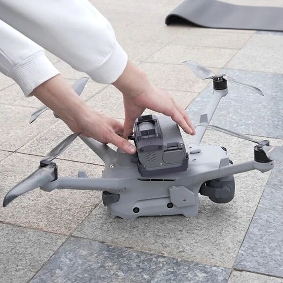 hangzhoufeel's tweet image. #Hangzhou's first "aerial emergency station" is now operational. 🚁 In Jiande, drones equipped with AEDs can be dispatched during emergencies, and are expected to arrive within as little as 2 minutes after an alarm is triggered.  #Drone #AED #SmartHangzhou