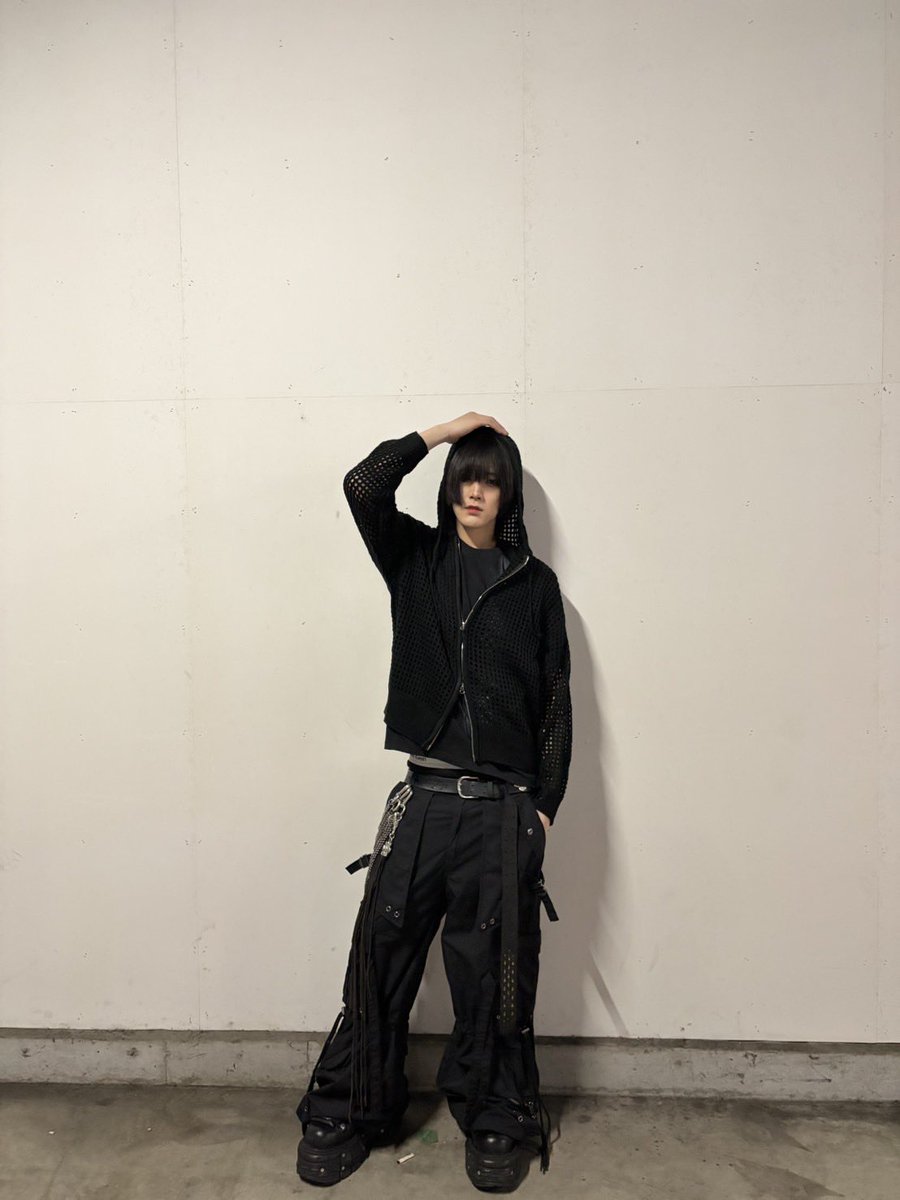 📸 staff snap 📸

OYの新作teeと取り扱い復活したFUGAを使ったコーディネート✨
オールブラックでバッチリ決まる💪
メッシュパーカーや羽織を変えれば、ストリートからモード系、グランジ、y2kなんでもいけます❤️‍🔥

是非店頭にて🙇‍♂️

#oy #fuga #モード #y2k #グランジ #越谷レイクタウン