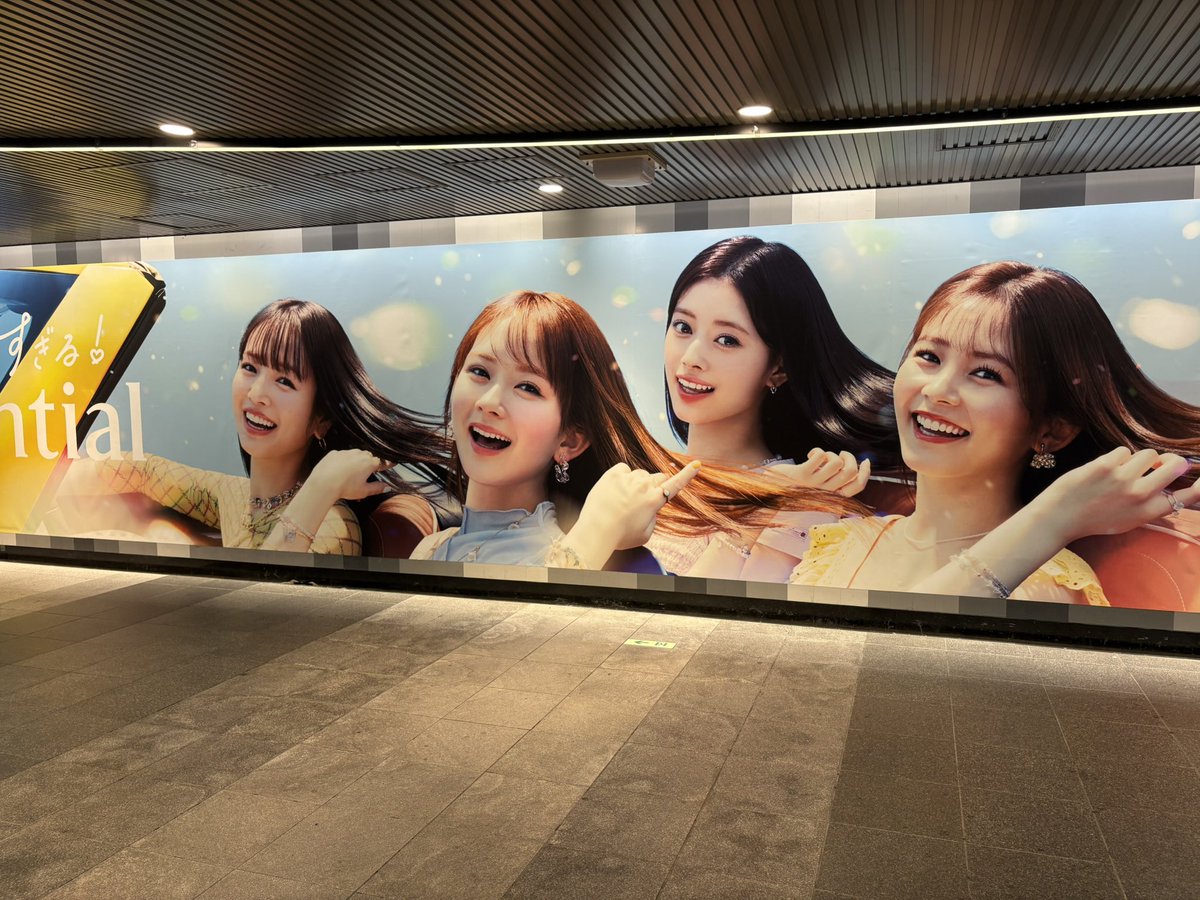 ktwatana040311's tweet image. エッセンシャルの渋谷のポスター見に行って来ました。夜の8時で混雑している中、シャッターチャンスを待ってやっと撮った4枚。
#essential
#Rima_NiziU