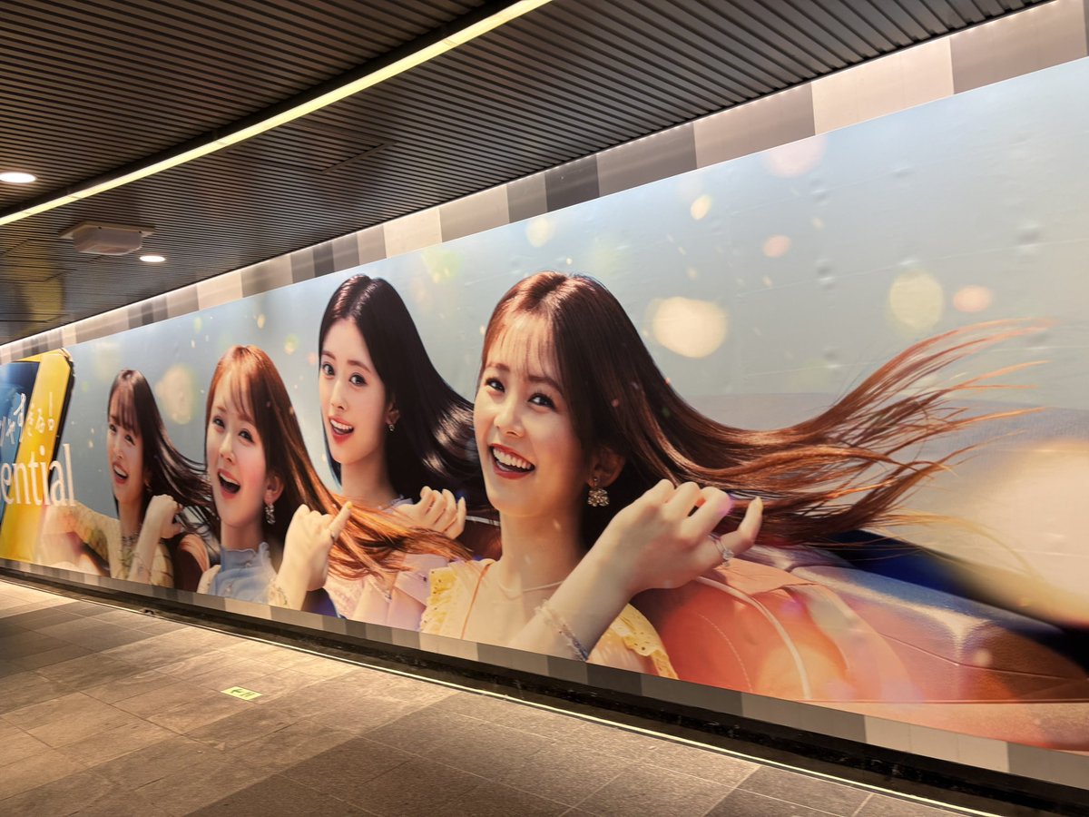 ktwatana040311's tweet image. エッセンシャルの渋谷のポスター見に行って来ました。夜の8時で混雑している中、シャッターチャンスを待ってやっと撮った4枚。
#essential
#Rima_NiziU