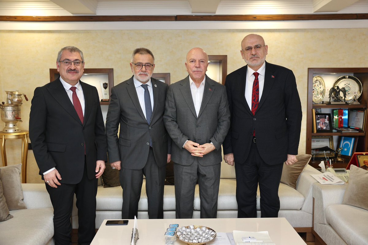 Türkiye Diyanet Vakfı Genel Müdürü İzani Turan, Diyanet İşleri Başkan Yardımcısı Dr. Hafiz Osman Şahin ve Erzurum İl Müftümüz Yaşar Çapcı Hocamız belediyemizde ziyaretimize geldi. 

Kıymetli misafirlerimize nazik ziyaretlerinden ötürü teşekkür ediyorum.