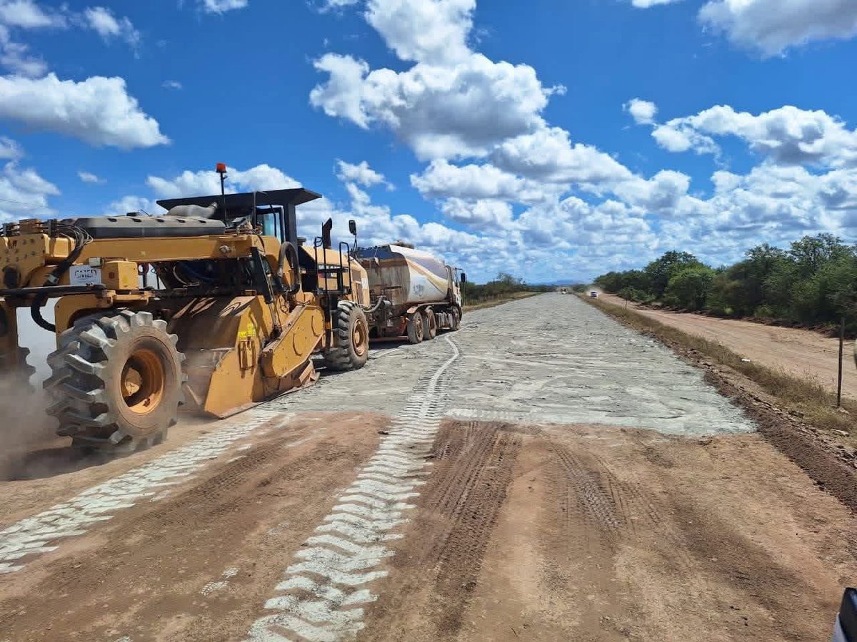noku_carol's tweet image. Rehabilitation is underway on a key 10 km stretch of the Bulawayo–Beitbridge Road (from 266 km to 276 km), marking important progress on this vital corridor that supports trade, travel, and regional economic connectivity in Zimbabwe.
#vision2030 is not a mirage!