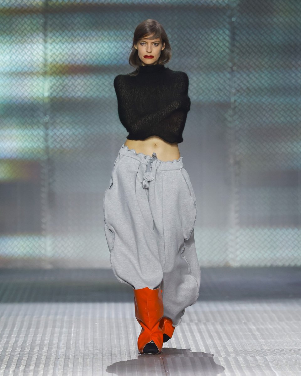 080_bcn_fashion's tweet photo. #AAASTUDIO
"Señora, suélteme el brazo!!!". Estètica punk i rock, siluetes que desafien la funcionalitat i peces multiposicionables per a una expressió personal que no demana ni perdó ni permís.
#080BarcelonaFashion #080bcnfashionweek #aaastudio https://t.co/zLEQrFWNmp