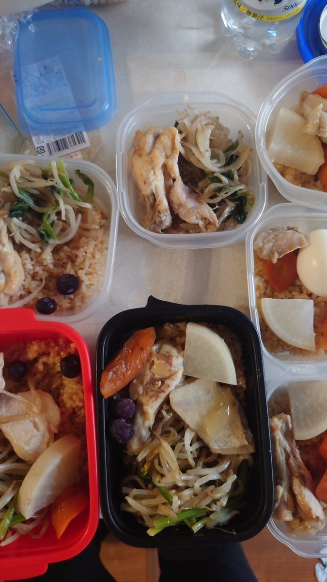 vqsasaki's tweet photo. 先週より緊急入院していた妻がようやく明日退院できることに(とは言え自���で安静に過ごすことが条件)。この1週間、自分も子どもたち(5人)もインフル的な症状で39度以上ある中でのワンオペ、仕事も近場のものとオンラインの面談は入っていたものをそのままこなした。ゲボ吐く忙しさ。四男が最高の癒し。 https://t.co/ZsyuMzBdWF