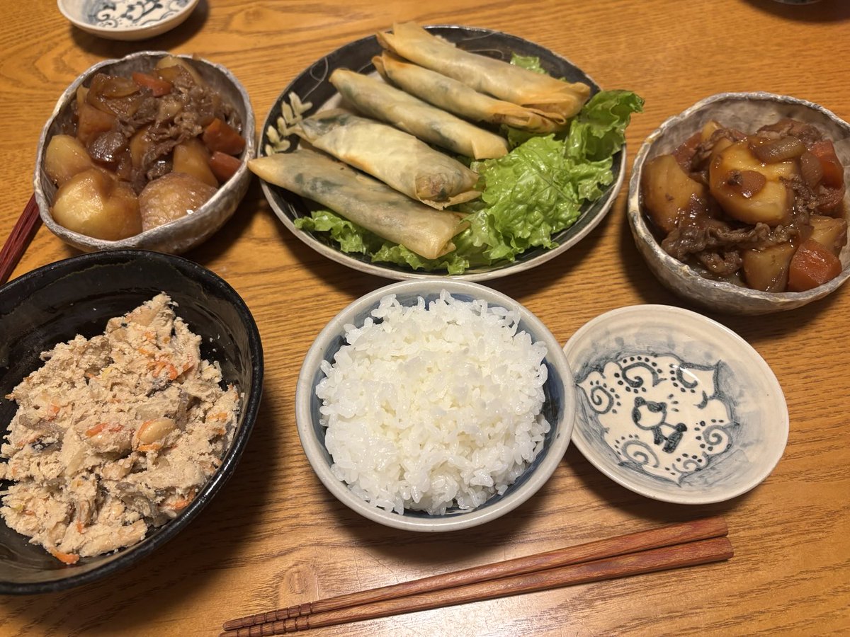 miwayuko's tweet photo. 余りもんの春巻き(お花見の時の冷凍しといた)と肉じゃが(よっくしみて美味しいじゃがいもでした)と、おから煮の晩ごはん、☔️が降ってきました〜😓
#春巻き
#肉じゃが
#晩ごはん
#おうちごはん https://t.co/PHeUQFkKfY
