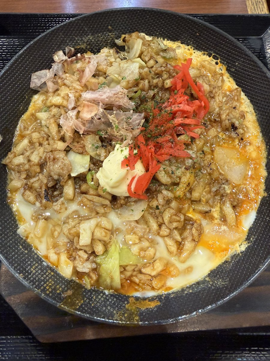 vegetablede's tweet photo. 前回ねぎ塩食べたので今回はふわ玉ソース味をお昼にいただきました！
まさにそばメシ！の味付けの中にならではのうどんの柔らかい食感を感じれたり、玉子とも相性がよくてめっちゃ美味しかったです！
ねぎ塩味よりもねぎと天かすのトッピングが合うのでぜひともお試しください！ https://t.co/2Gx3Krvqpd