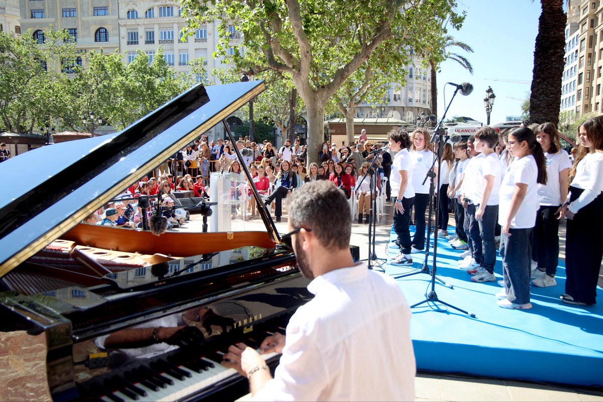 mjosecatala's tweet photo. Valencia suena a futuro en el #DíaDelNiñoyLaNiña.

Junto a más de mil escolares celebramos y defendemos sus derechos a través de la música, nuestra mejor herramienta para educar y el gran eje de #VLCMusicCity.

Seguiremos siendo una ciudad comprometida con la infancia. Ellos son nuestra mayor esperanza y nuestra gran responsabilidad.